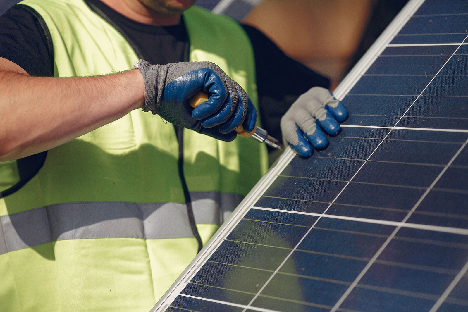 découvrez les garanties essentielles offertes par les installateurs photovoltaïques pour protéger votre investissement. assurez-vous d'une installation de qualité, d'un service après-vente fiable et d'une performance optimale de votre système solaire grâce à nos conseils et informations.