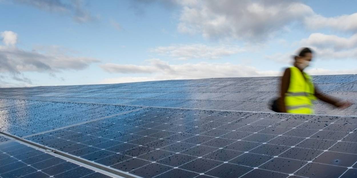 découvrez comment la géopolitique influence le développement et la course à l'énergie solaire à travers le monde. analyse des enjeux stratégiques, des acteurs clés et des politiques énergétiques qui façonnent l'avenir durable de l'énergie solaire.