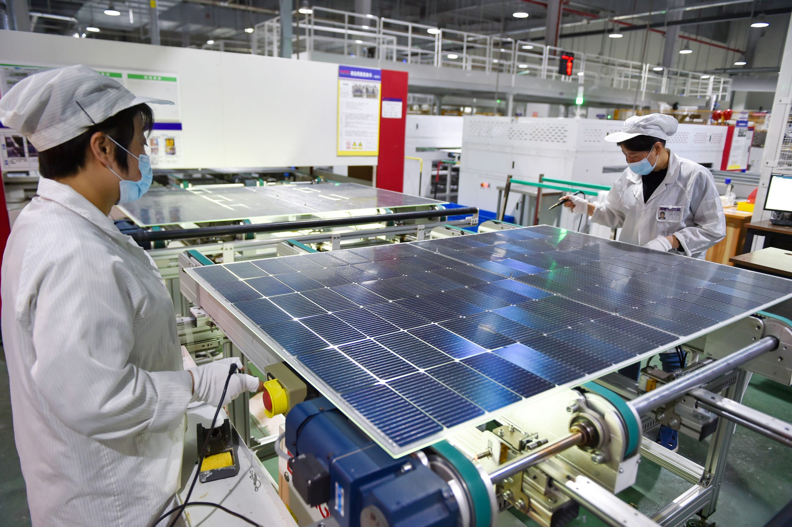 découvrez comment la géopolitique influence le développement et l'expansion de l'énergie solaire à travers le monde. analyse des enjeux stratégiques, des acteurs clés et des implications pour l'avenir énergétique mondial.