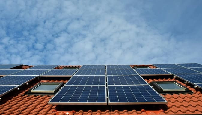 découvrez l'impact des panneaux solaires sur l'environnement et l'économie. apprenez comment cette source d'énergie renouvelable contribue à la réduction des émissions de carbone, favorise l'indépendance énergétique et stimule l'innovation durable. explorez les avantages écologiques et économiques des installations solaires pour un avenir plus vert.