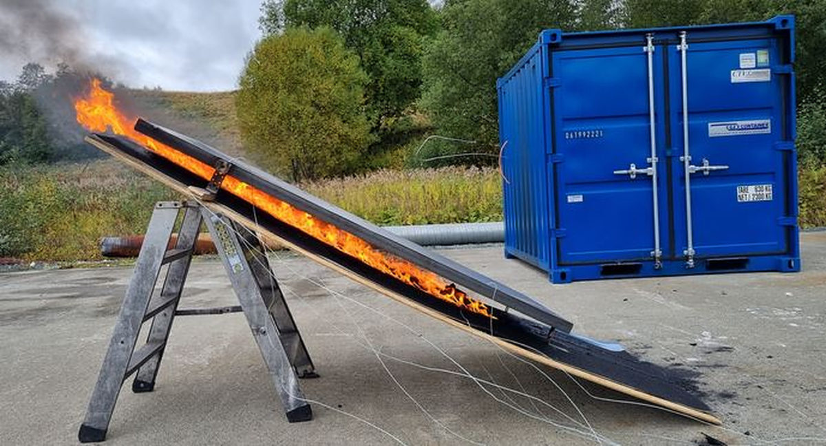 découvrez les enjeux des incendies liés aux panneaux solaires : causes, prévention et sécurité. renseignez-vous sur les meilleures pratiques pour garantir l'intégrité de vos installations solaires.