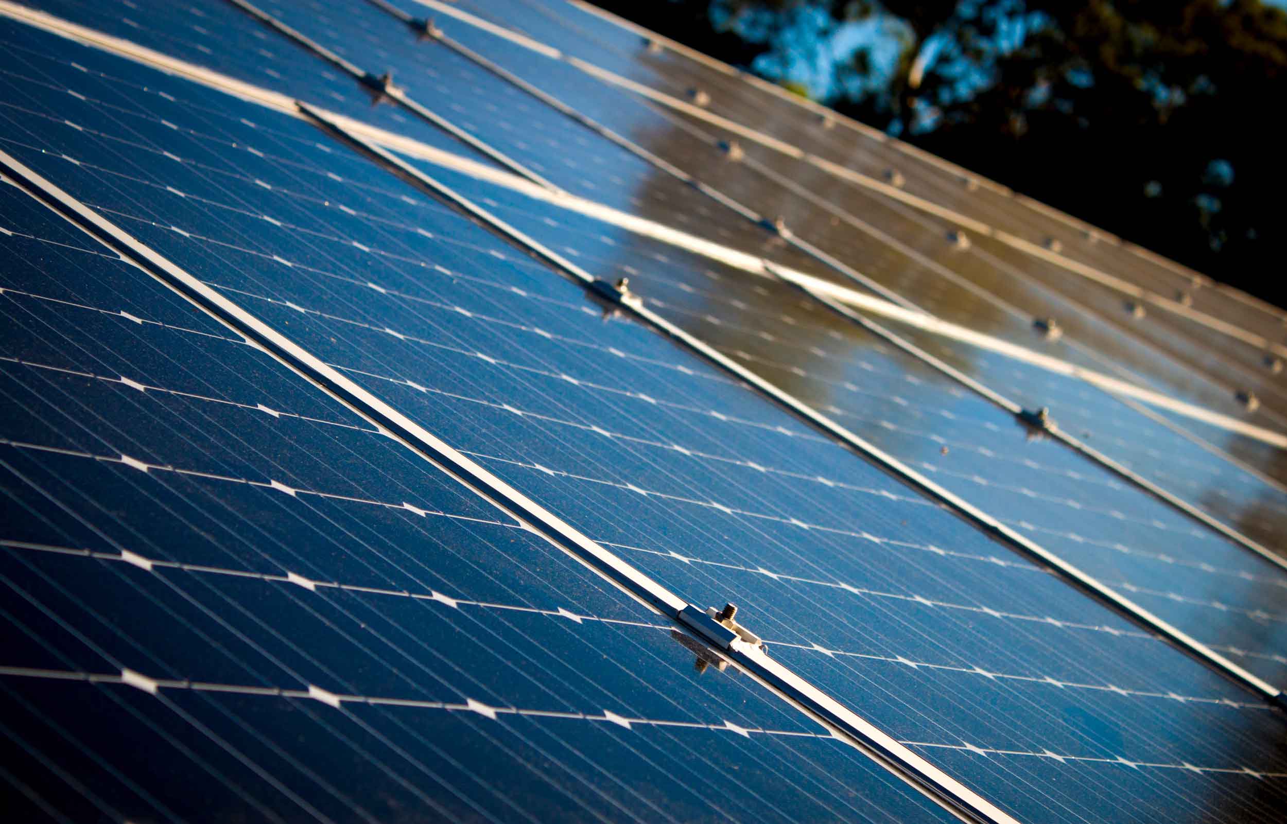 découvrez les inconvénients des panneaux solaires : coûts initiaux élevés, dépendance aux conditions climatiques, nécessité d'un espace adéquat et questions sur le recyclage des panneaux. informez-vous avant d'investir dans l'énergie solaire.