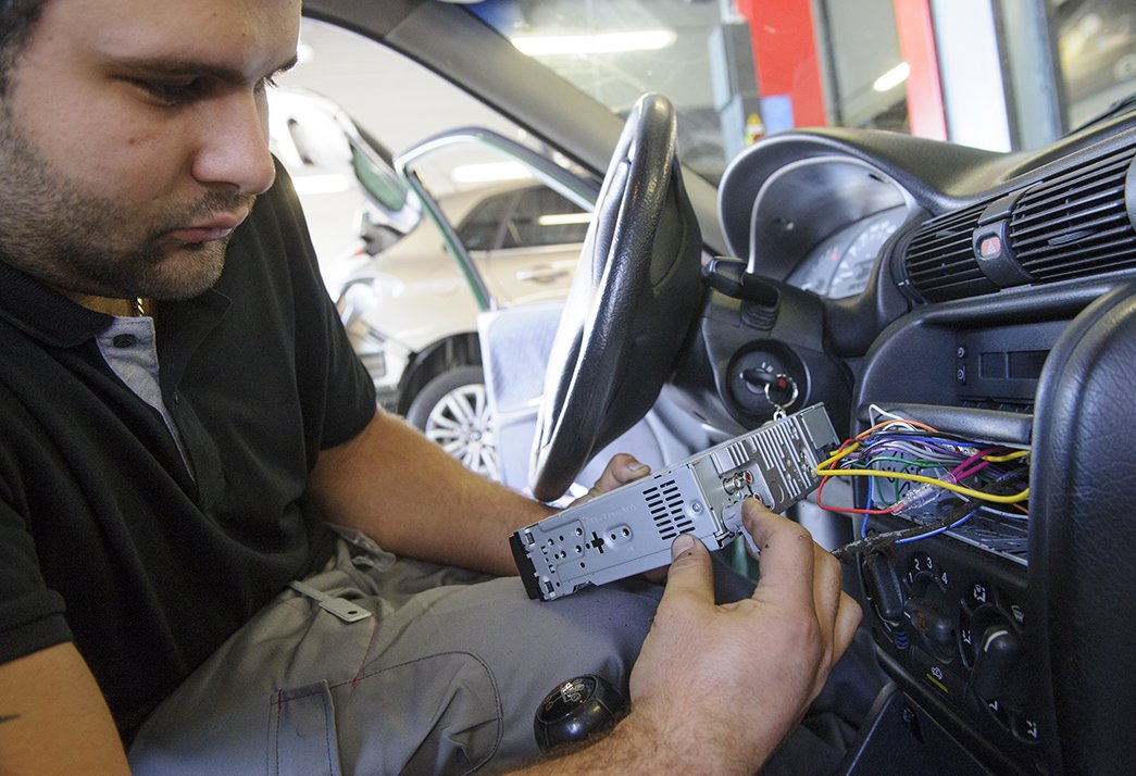 découvrez nos services d'installateur autoradio professionnels pour améliorer votre expérience audio en voiture. bénéficiez d'une installation rapide et de qualité, adaptée à tous types de véhicules. contactez-nous pour un devis personnalisé et redécouvrez votre musique sur la route !