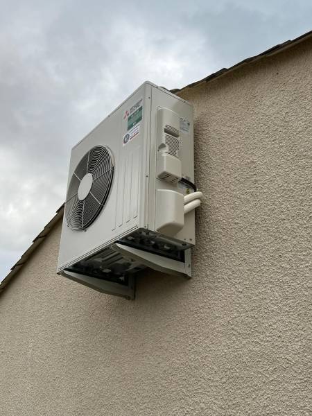 découvrez nos services d'installation de climatiseurs professionnels. profitez d'une ambiance fraîche et agréable tout l'été grâce à nos experts en climatisation, qui garantissent un travail de qualité et un suivi personnalisé.