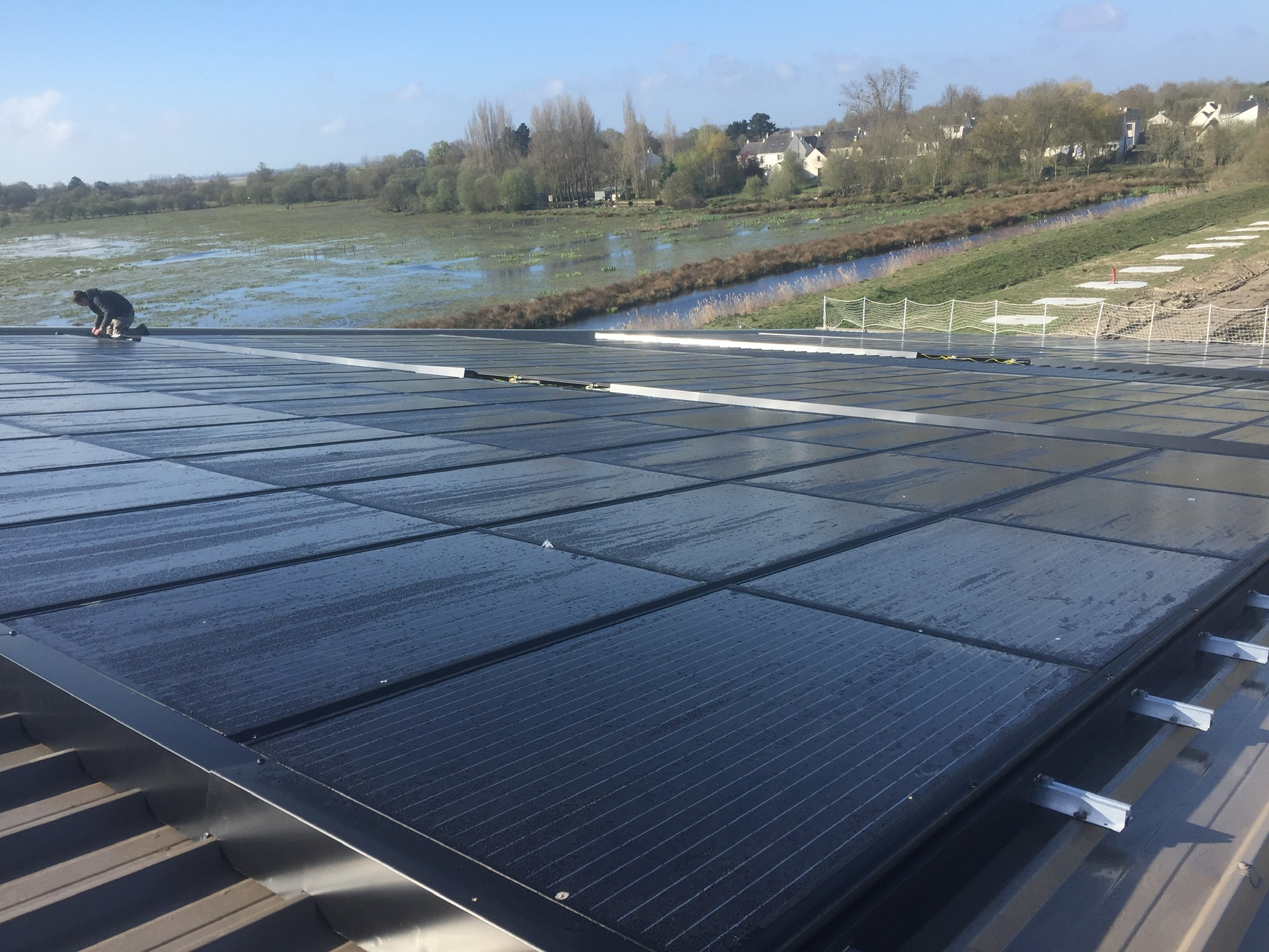 découvrez notre service d'installation de panneaux photovoltaïques dans le loiret (45). profitez d'une énergie renouvelable, réduisez vos factures et contribuez à la protection de l'environnement. nous mettons notre expertise à votre service pour un projet sur mesure.