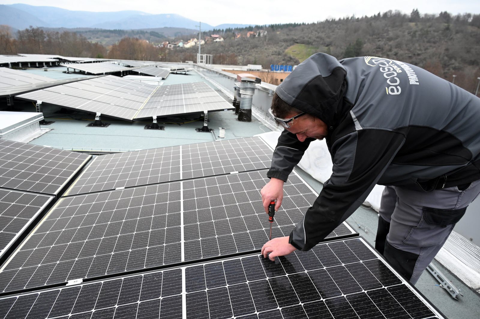 découvrez nos services d'installation de panneaux photovoltaïques à ath. profitez d'une énergie renouvelable, réduisez vos factures d'électricité et contribuez à un avenir plus durable. contactez-nous pour un devis personnalisé et commencez à économiser dès aujourd'hui!
