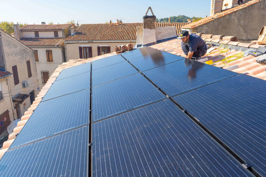 découvrez nos services d'installation de panneaux photovoltaïques en auvergne. profitez d'une énergie renouvelable et économique pour votre maison tout en contribuant à la protection de l'environnement. nos experts vous accompagnent dans votre projet, de l'étude à la mise en service.