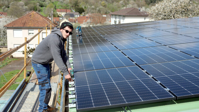 découvrez nos services d'installation de panneaux photovoltaïques en haute-saône. profitez d'une énergie renouvelable, économique et respectueuse de l'environnement, tout en bénéficiant de conseils d'experts pour optimiser votre installation.