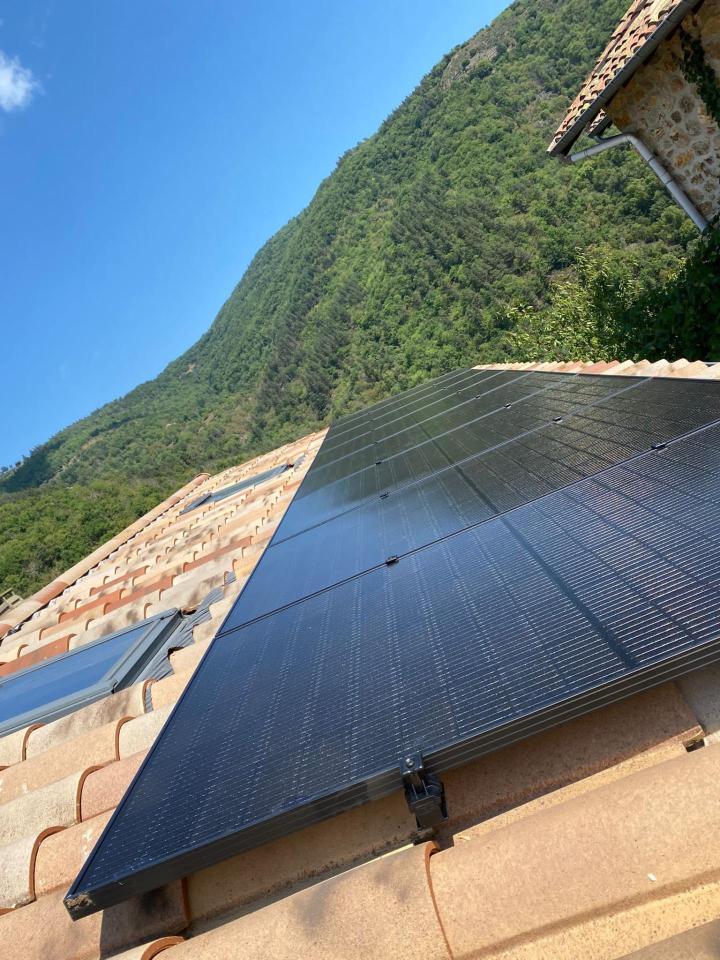 découvrez notre service d'installation de panneaux photovoltaïques à meyzieu. profitez d'une énergie propre et renouvelable tout en réduisant vos factures d'électricité. contactez nos experts pour un devis gratuit et bénéficiez d'une installation professionnelle adaptée à vos besoins.