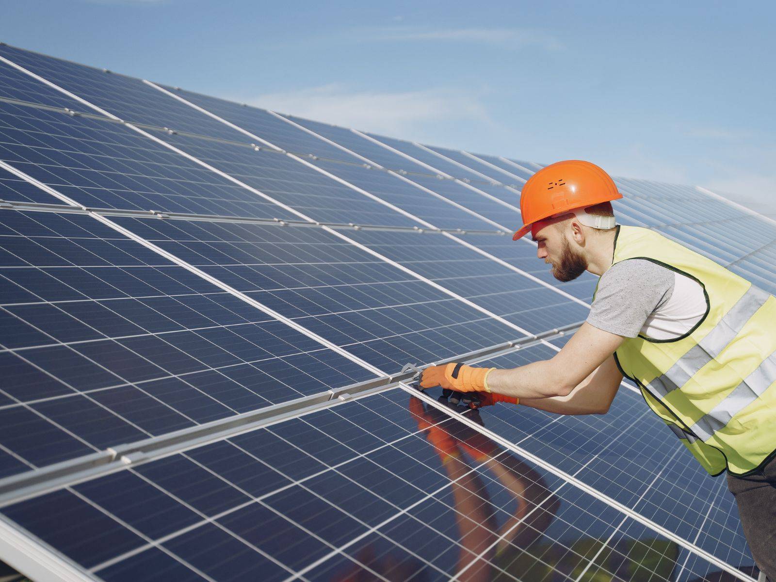 découvrez nos services d'installation de panneaux photovoltaïques à nîmes. profitez d'une énergie renouvelable, économique et écologique. contactez nos experts pour un devis personnalisé et transformez votre toit en source d'énergie durable.