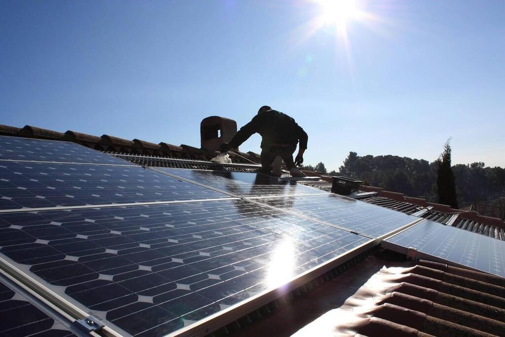 découvrez nos services d'installation de panneaux photovoltaïques en sarthe. profitez d'une énergie renouvelable, réduisez vos factures d'électricité et contribuez à la protection de l'environnement. contactez nos experts pour un devis personnalisé !