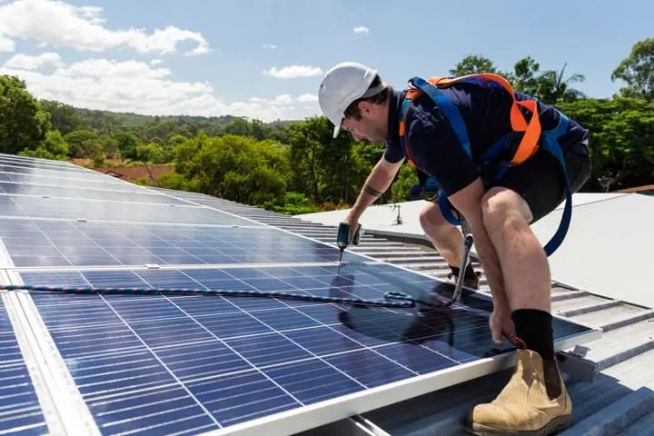découvrez nos services d'installation photovoltaïque pour transformer votre toiture en source d'énergie renouvelable. profitez d'une solution durable et économique pour réduire vos factures d'électricité tout en contribuant à la préservation de l'environnement.