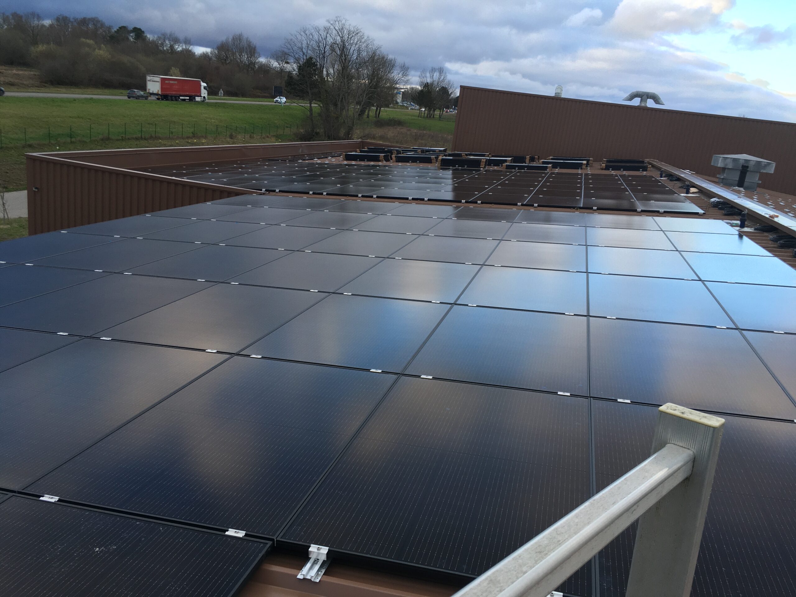 découvrez notre service d'installateur photovoltaïque à agen, spécialisé dans l'installation de panneaux solaires de haute qualité. profitez des énergies renouvelables pour réduire votre facture d'électricité et contribuer à la préservation de l'environnement. contactez-nous pour un devis personnalisé et des conseils d'experts.