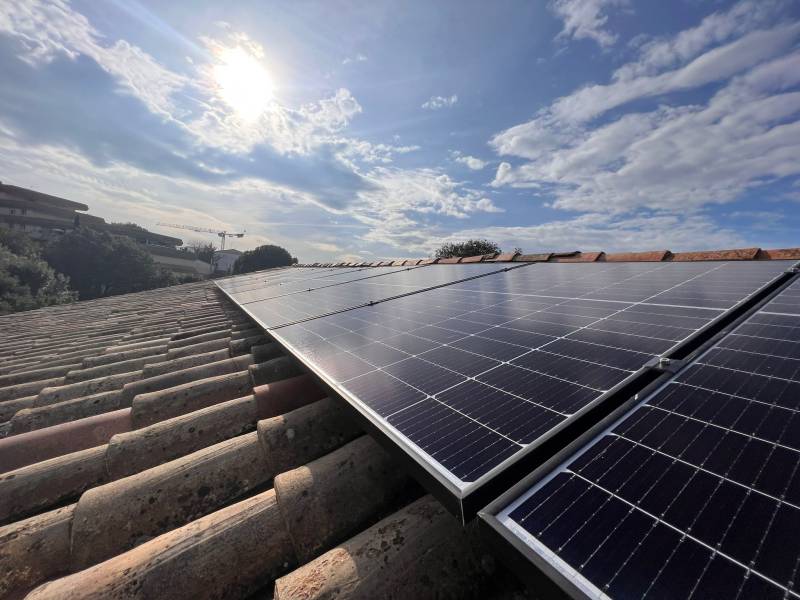 découvrez notre service d'installateur photovoltaïque à alès, spécialisé dans l'installation de panneaux solaires pour maximiser votre énergie renouvelable. profitez d'une expertise locale, d'une étude personnalisée et d'un accompagnement complet pour réduire vos factures d'électricité et contribuer à la transition énergétique.