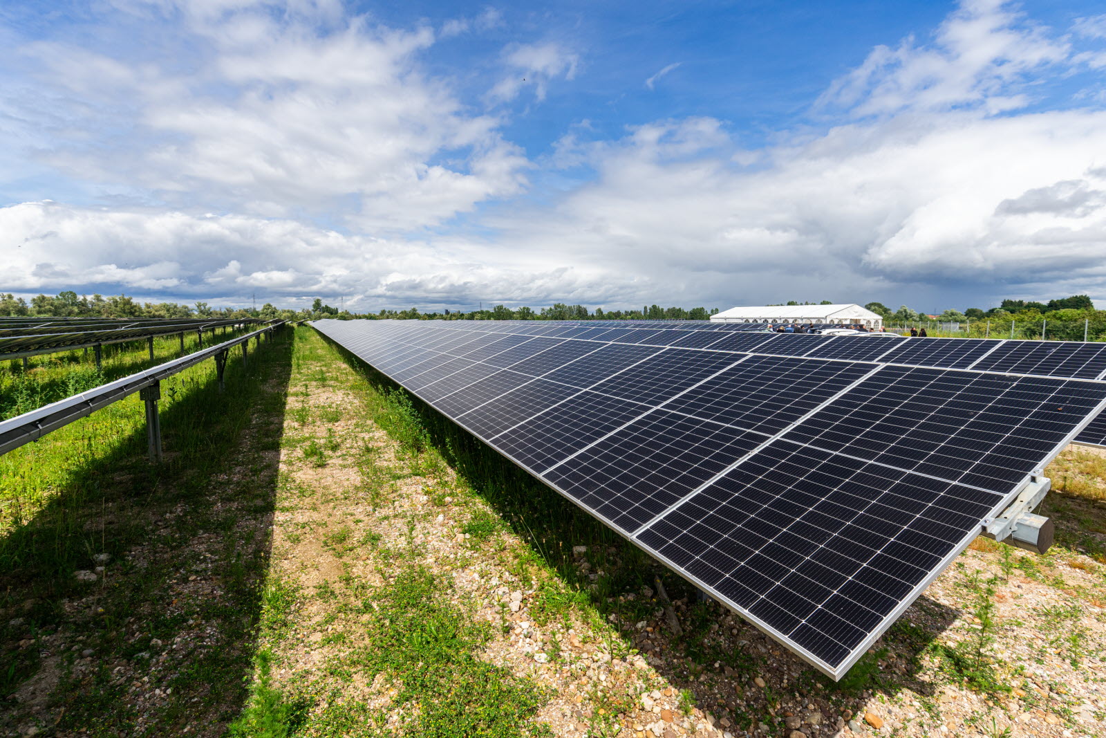 découvrez nos services d'installation de panneaux photovoltaïques en alsace. profitez d'énergies renouvelables, réduisez vos factures d'électricité et contribuez à la protection de l'environnement avec notre équipe d'experts qualifiés.