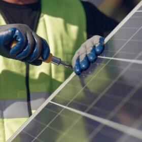 découvrez les services d'un installateur photovoltaïque en auvergne-rhône-alpes. profitez d'une expertise locale pour l'installation de panneaux solaires, optimisez votre consommation d'énergie et contribuez à la transition énergétique avec des solutions durables.