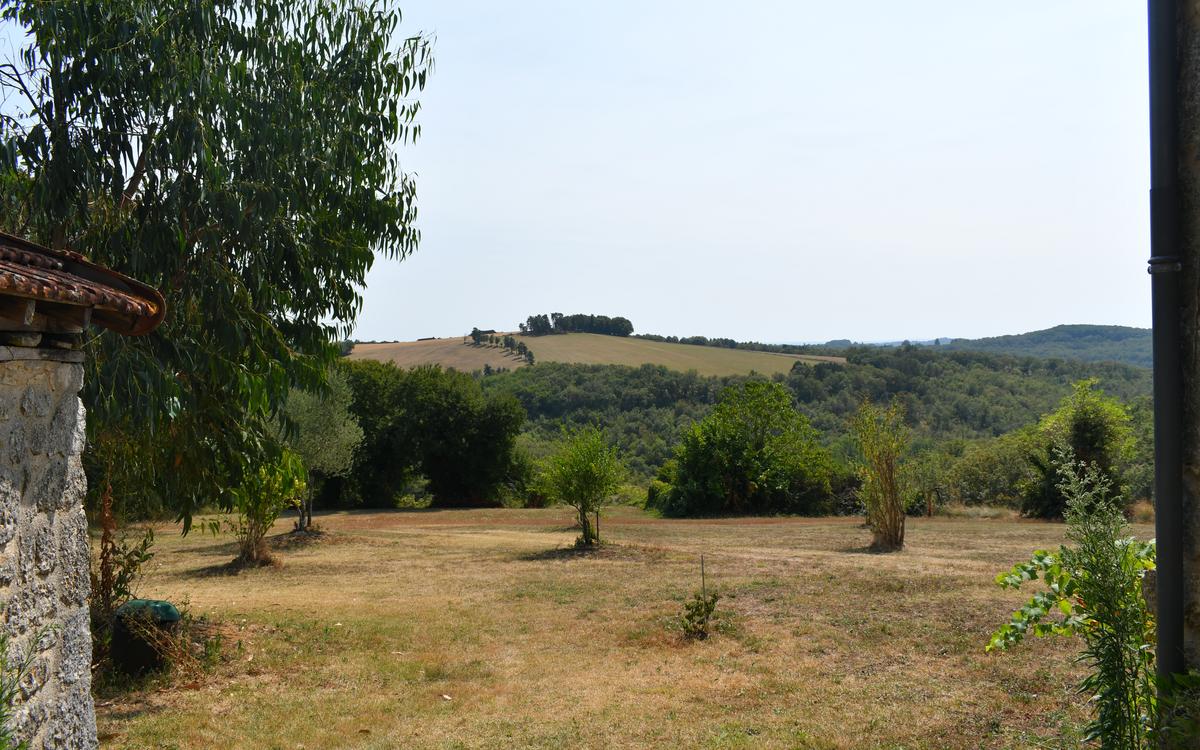 découvrez nos services d'installation de panneaux photovoltaïques en dordogne. profitez d'une énergie propre et renouvelable tout en réduisant vos factures d'électricité. contactez nos experts pour un devis personnalisé et des conseils adaptés à vos besoins.