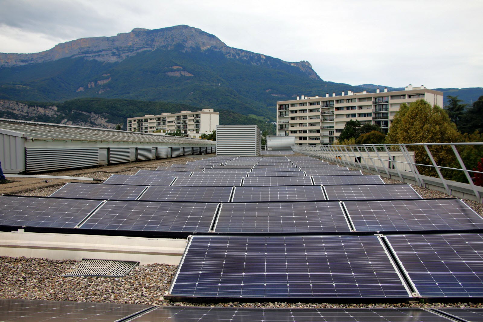 découvrez nos services d'installateur photovoltaïque à échirolles, spécialisés dans l'installation de panneaux solaires pour optimiser votre production d'énergie renouvelable. profitez d'un accompagnement personnalisé pour tous vos projets solaires.