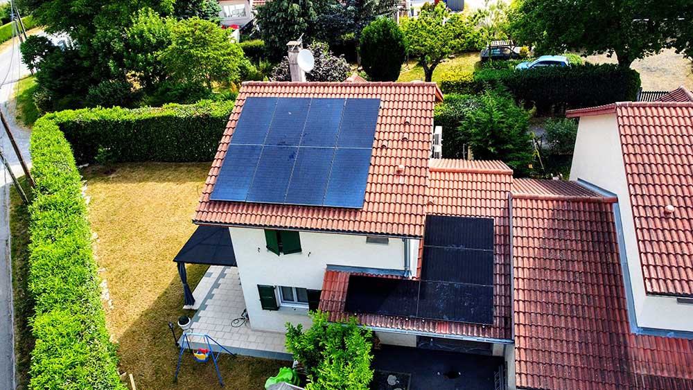 découvrez notre service d'installateur photovoltaïque en haute-savoie, spécialisé dans l'installation de panneaux solaires pour optimiser votre consommation énergétique. profitez d'une expertise locale pour une transition énergétique réussie!