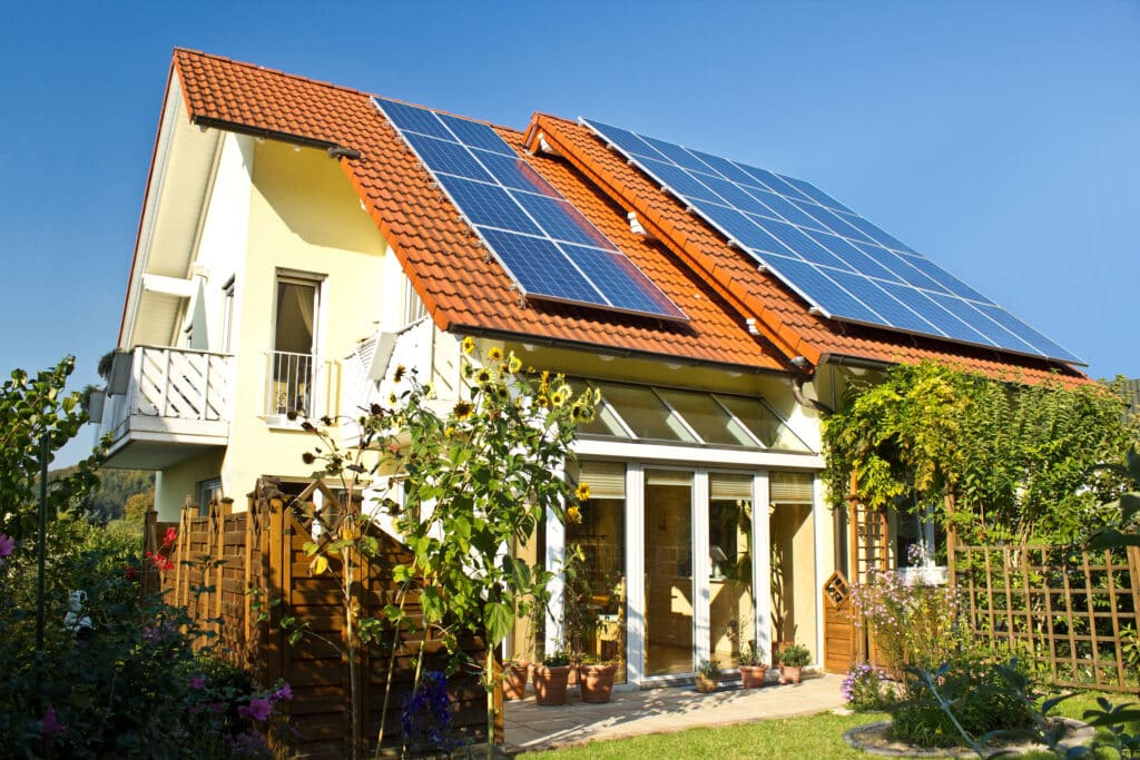 découvrez notre service d'installateur photovoltaïque en franche-comté, spécialisé dans l'installation de panneaux solaires pour optimiser votre consommation d'énergie tout en respectant l'environnement. profitez d'une expertise locale, de conseils personnalisés et d'installations de qualité pour rendre votre maison plus écologique et réduire vos factures d'électricité.