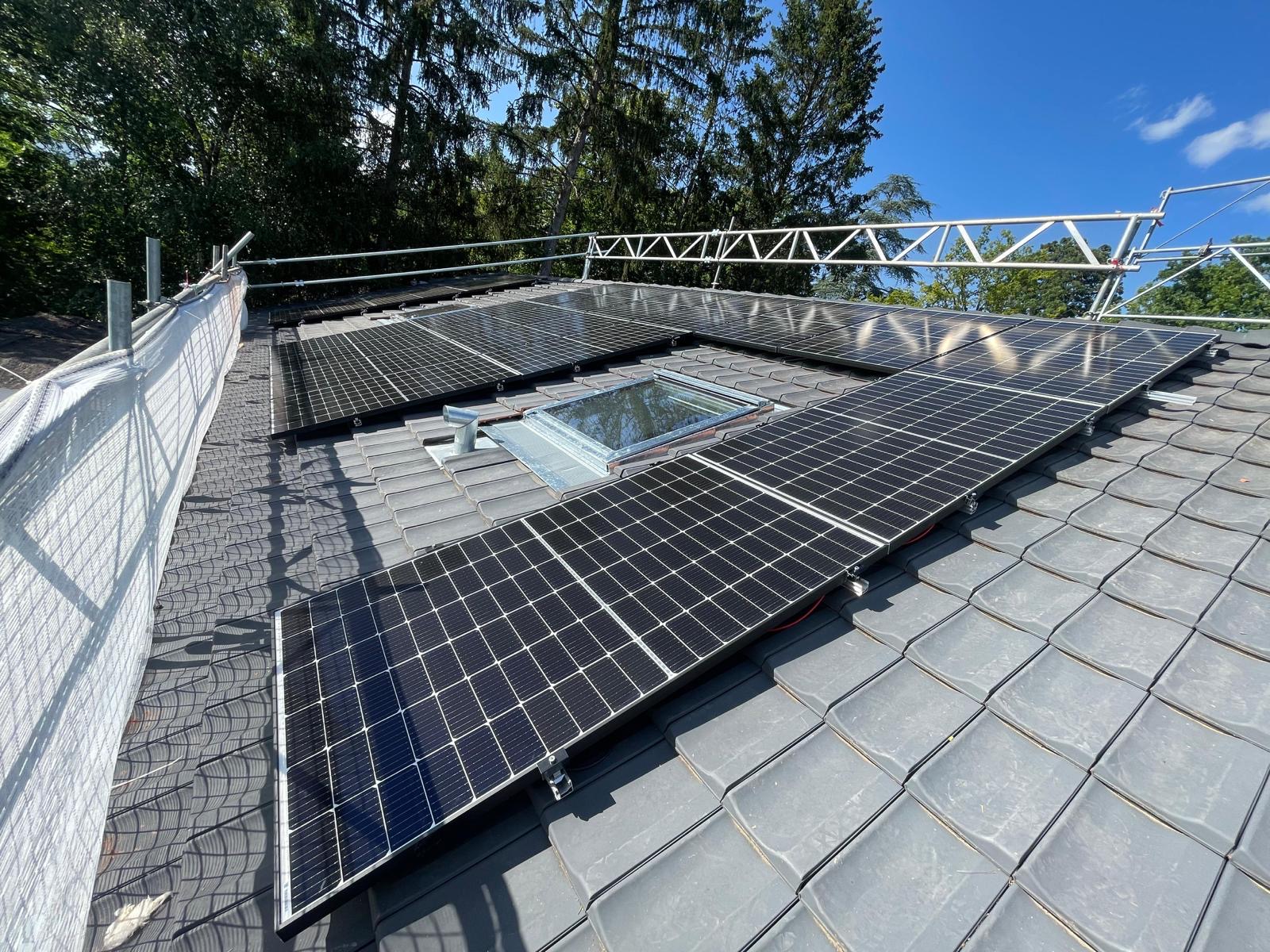 découvrez nos services d'installation photovoltaïque à genève. profitez d'une énergie durable et réduisez vos factures d'électricité grâce à des solutions personnalisées adaptées à vos besoins. faites le choix de l'écologie et de l'économie avec nos experts en panneaux solaires.