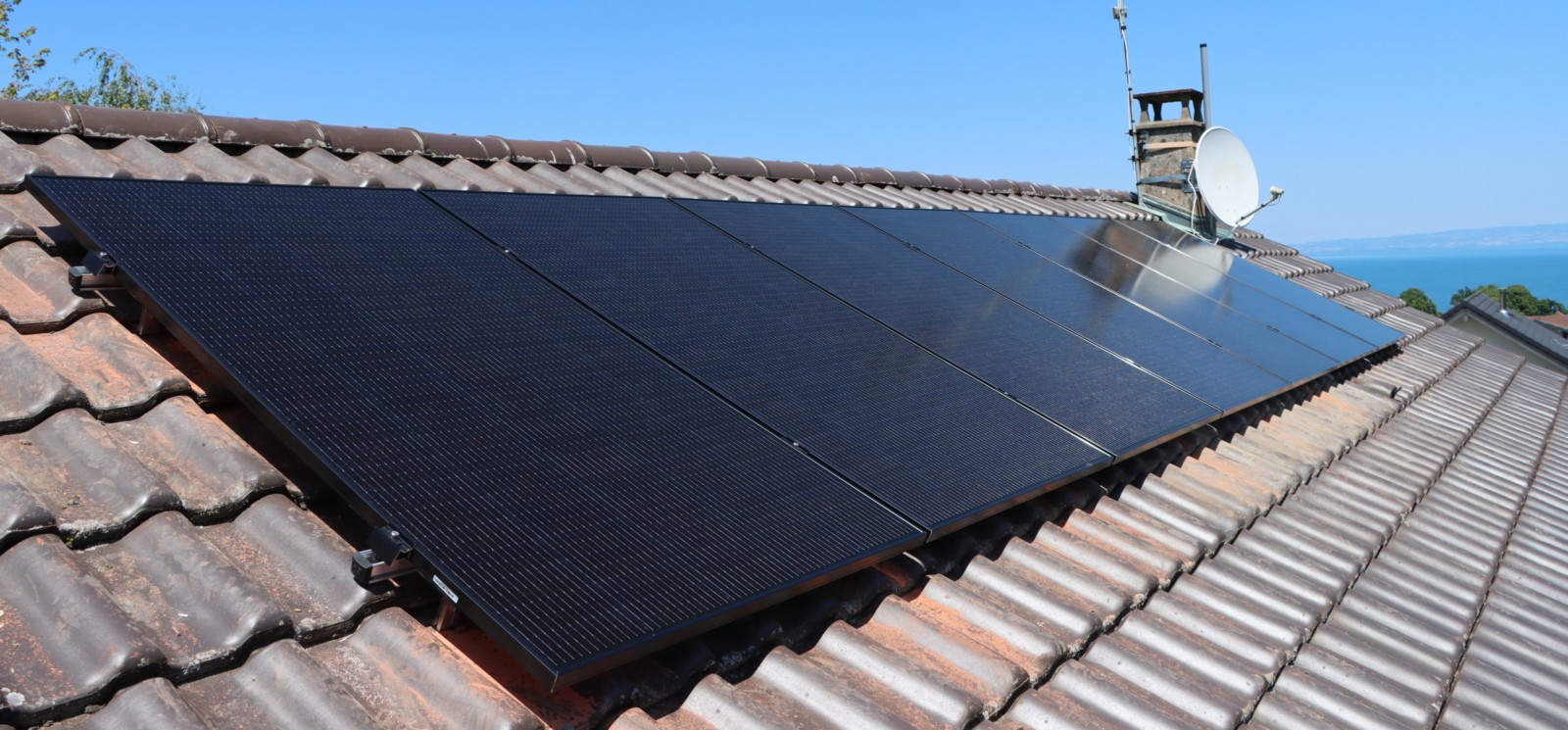 découvrez nos services d'installation de panneaux photovoltaïques à grenoble. profitez d'une énergie renouvelable et réduisez vos factures d'électricité grâce à nos solutions personnalisées et adaptées à vos besoins. contactez-nous dès aujourd'hui pour une évaluation gratuite !