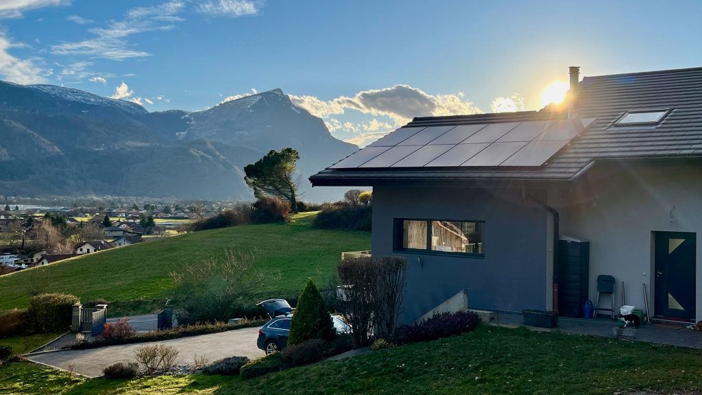 découvrez nos services d'installateur photovoltaïque en haute-savoie, spécialisés dans l'installation de panneaux solaires pour maximiser votre autonomie énergétique tout en réduisant vos factures. profitez d'une expertise locale pour un projet durable et éco-responsable.