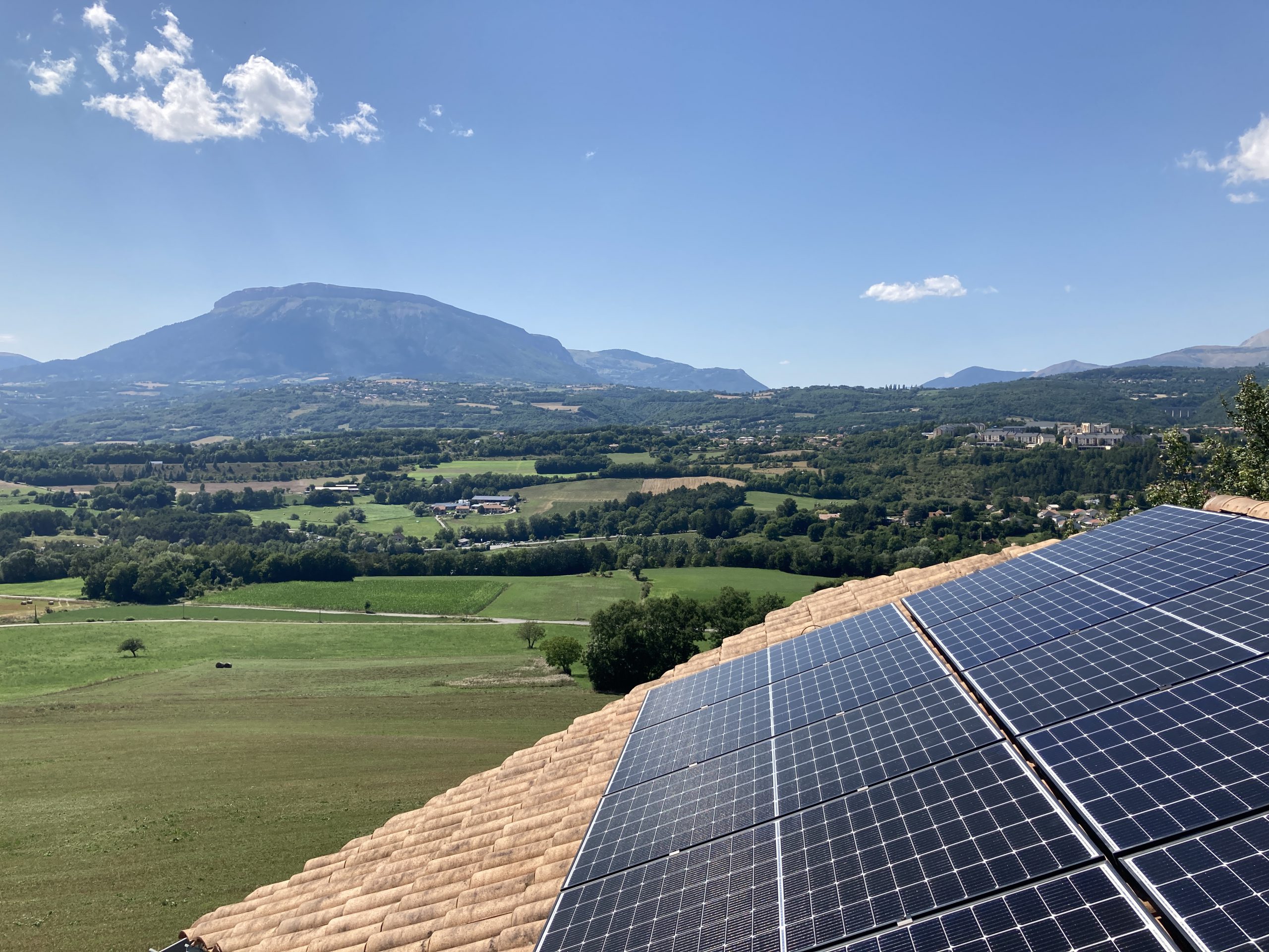 découvrez les services d'installation de panneaux photovoltaïques dans les hautes alpes. profitez d'une énergie renouvelable et réduisez vosfactures d'électricité avec notre équipe d'installateurs professionnels qualifiés.