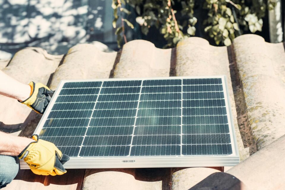 découvrez nos services d'installation de panneaux photovoltaïques dans la manche. bénéficiez d'une énergie propre et renouvelable tout en réduisant vos factures d'énergie. contactez-nous pour un devis personnalisé et profitez des avantages du solaire!