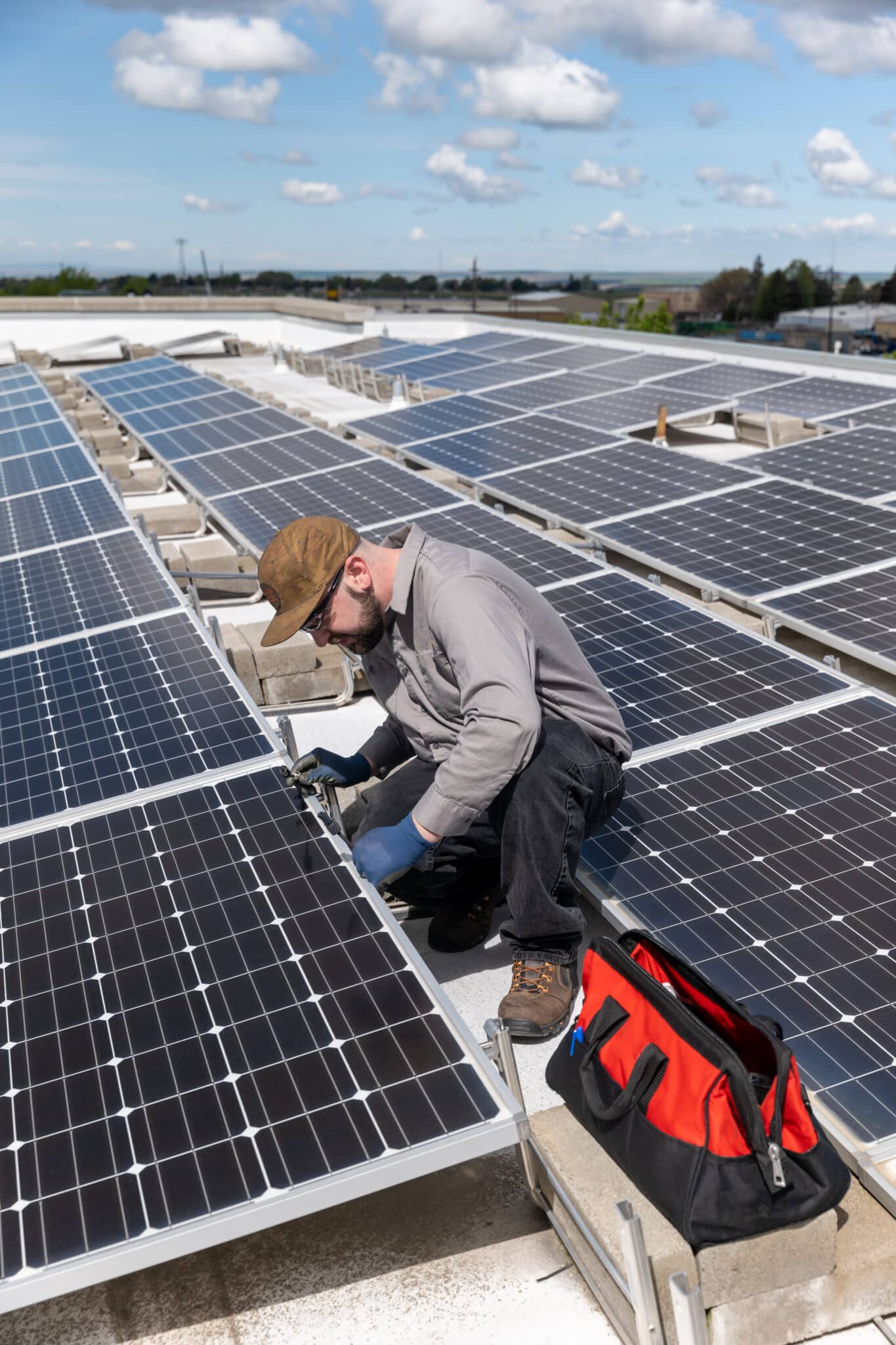 découvrez les services d'installateur photovoltaïque à perpignan pour transformer votre énergie solaire en économies. bénéficiez d'une expertise locale, d'installations professionnelles et de conseils personnalisés pour maximiser votre autonomie énergétique.