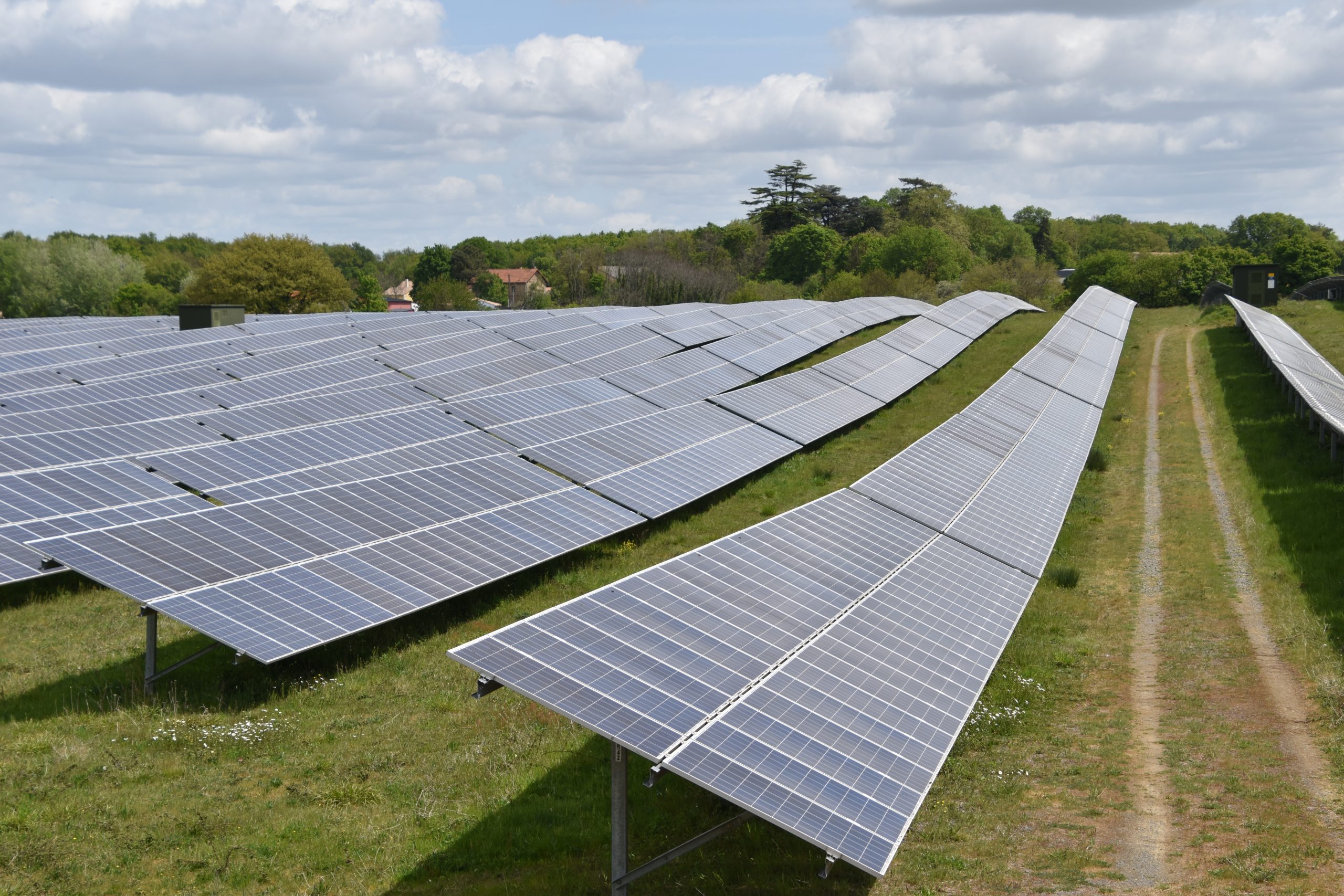 à la recherche d'un installateur photovoltaïque à poitiers ? notre équipe d'experts vous accompagne dans l'installation de panneaux solaires pour optimiser votre consommation d'énergie et réduire votre facture. contactez-nous pour un devis personnalisé.