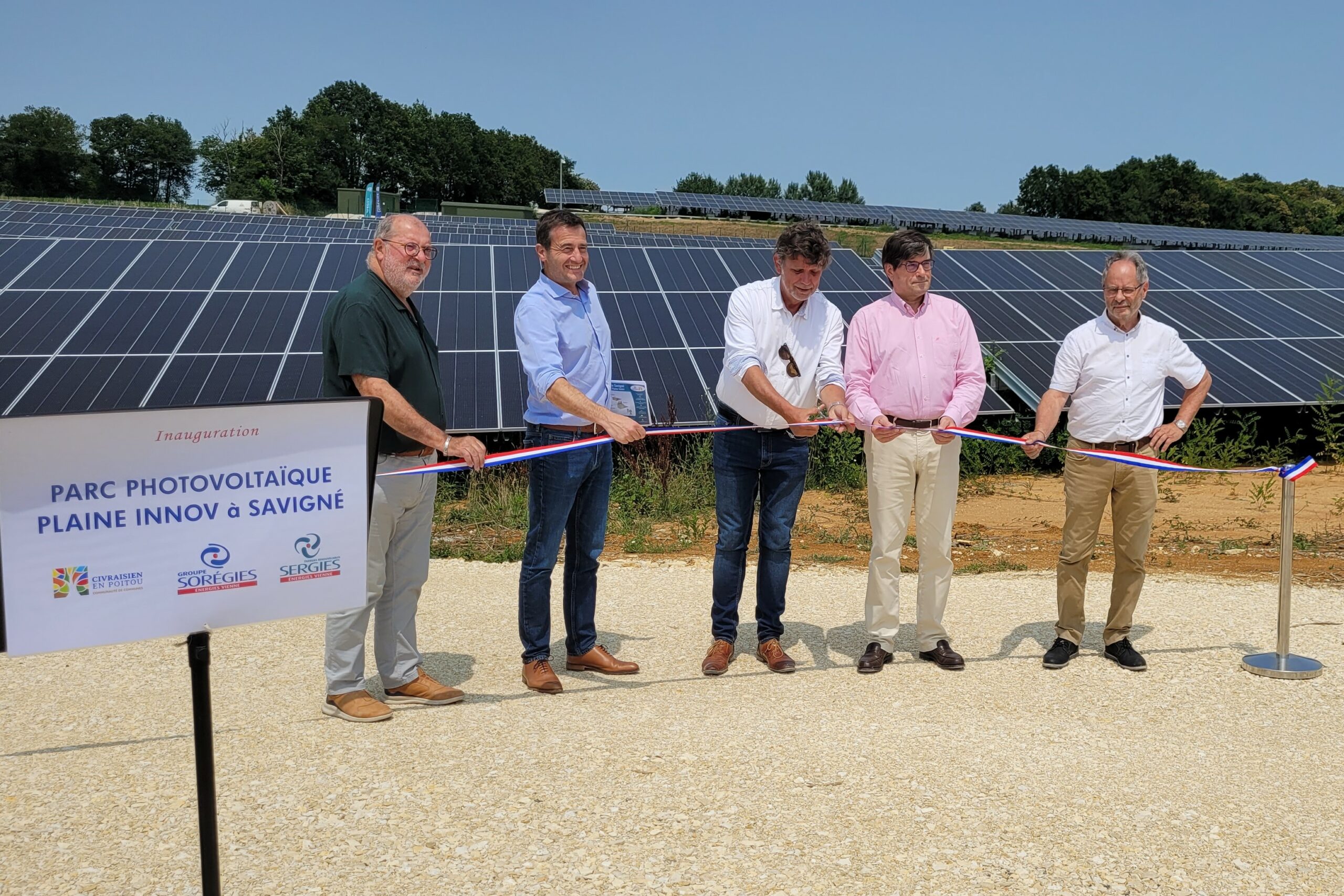 découvrez notre service d'installation photovoltaïque à poitiers, spécialisé dans les solutions solaires adaptées à vos besoins. profitez d'une énergie renouvelable efficace tout en réduisant votre empreinte carbone grâce à notre expertise locale.