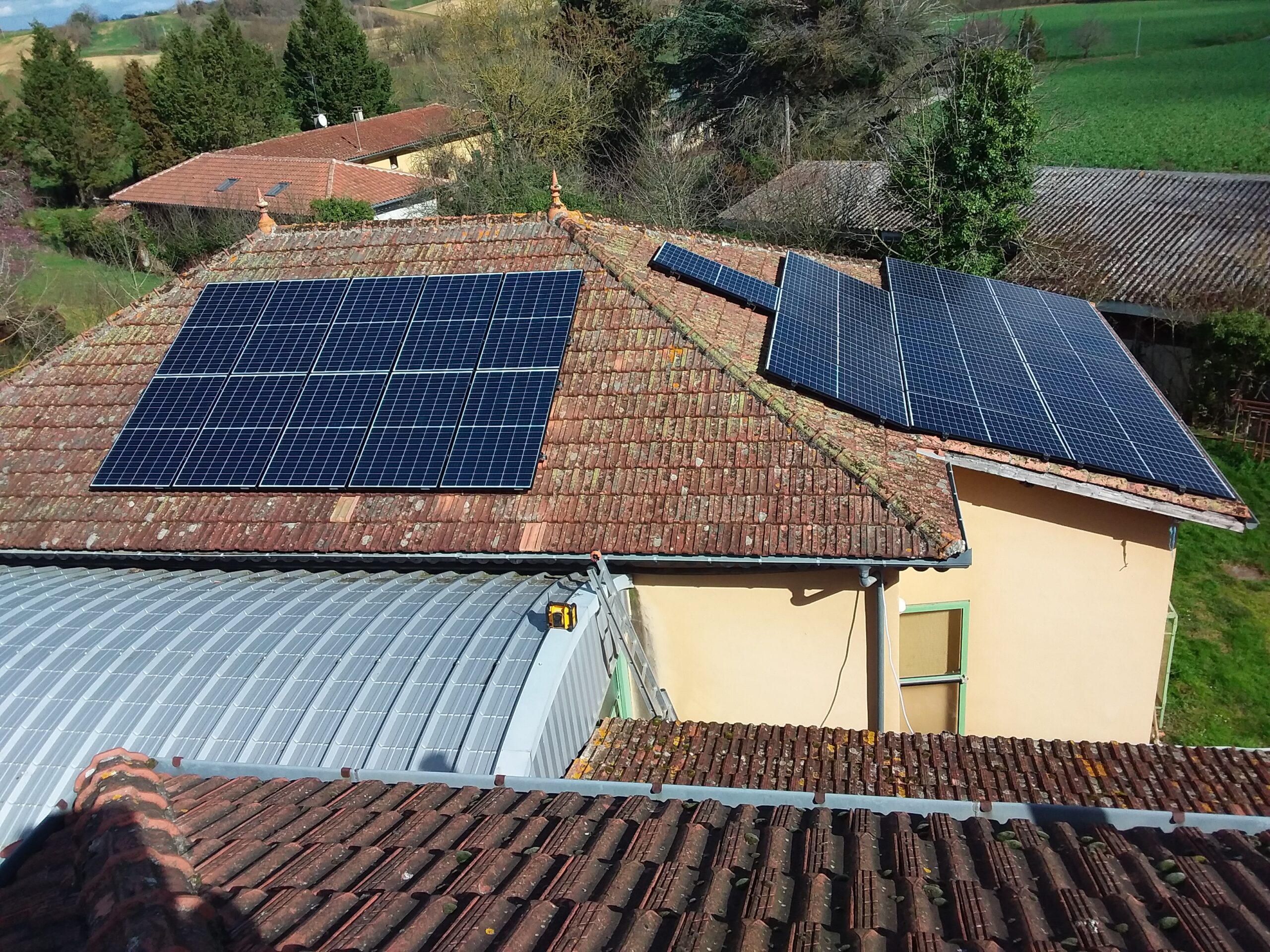 découvrez votre expert installateur photovoltaïque rge à albi, spécialisé dans l'installation de panneaux solaires pour maximiser vos économies d'énergie et contribuer à la transition écologique. profitez d'un service de qualité et de conseils personnalisés pour un projet durable.