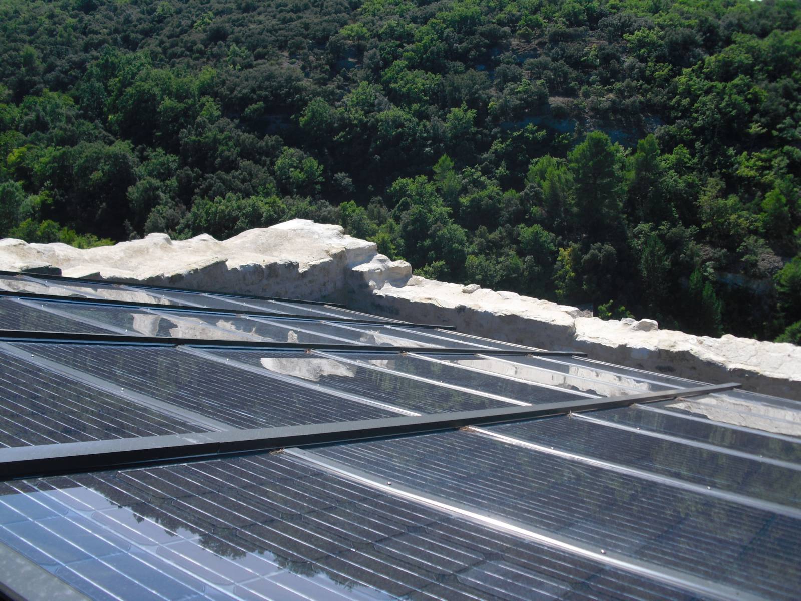 découvrez nos services d'installation photovoltaïque dans le vaucluse. profitez d'énergies renouvelables de qualité, réduisez votre facture d'électricité et contribuez à un avenir durable grâce à nos solutions adaptées à vos besoins.