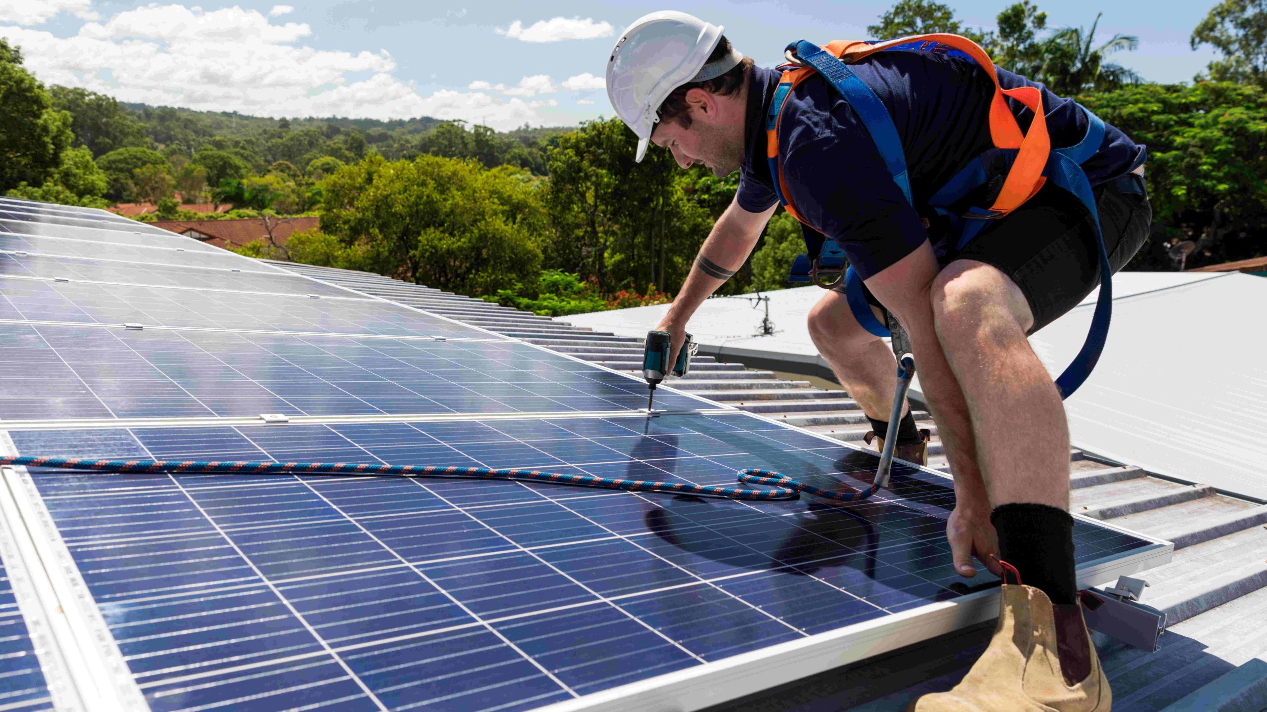 découvrez nos services d'installation de panneaux photovoltaïques (pv) par des installateurs rge certifiés. profitez d'une expertise reconnue pour une énergie solaire de qualité, tout en bénéficiant d'aides subventionnées et de solutions écologiques adaptées à vos besoins.