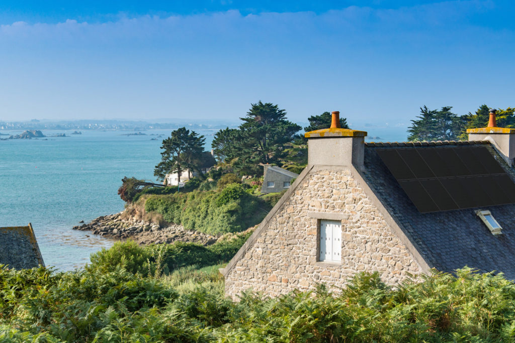 découvrez nos services d'installation de panneaux solaires dans le finistère. profitez d'une énergie renouvelable et économique grâce à notre expertise locale. contactez-nous pour un devis gratuit et transformez votre toiture en une source d'énergie durable!