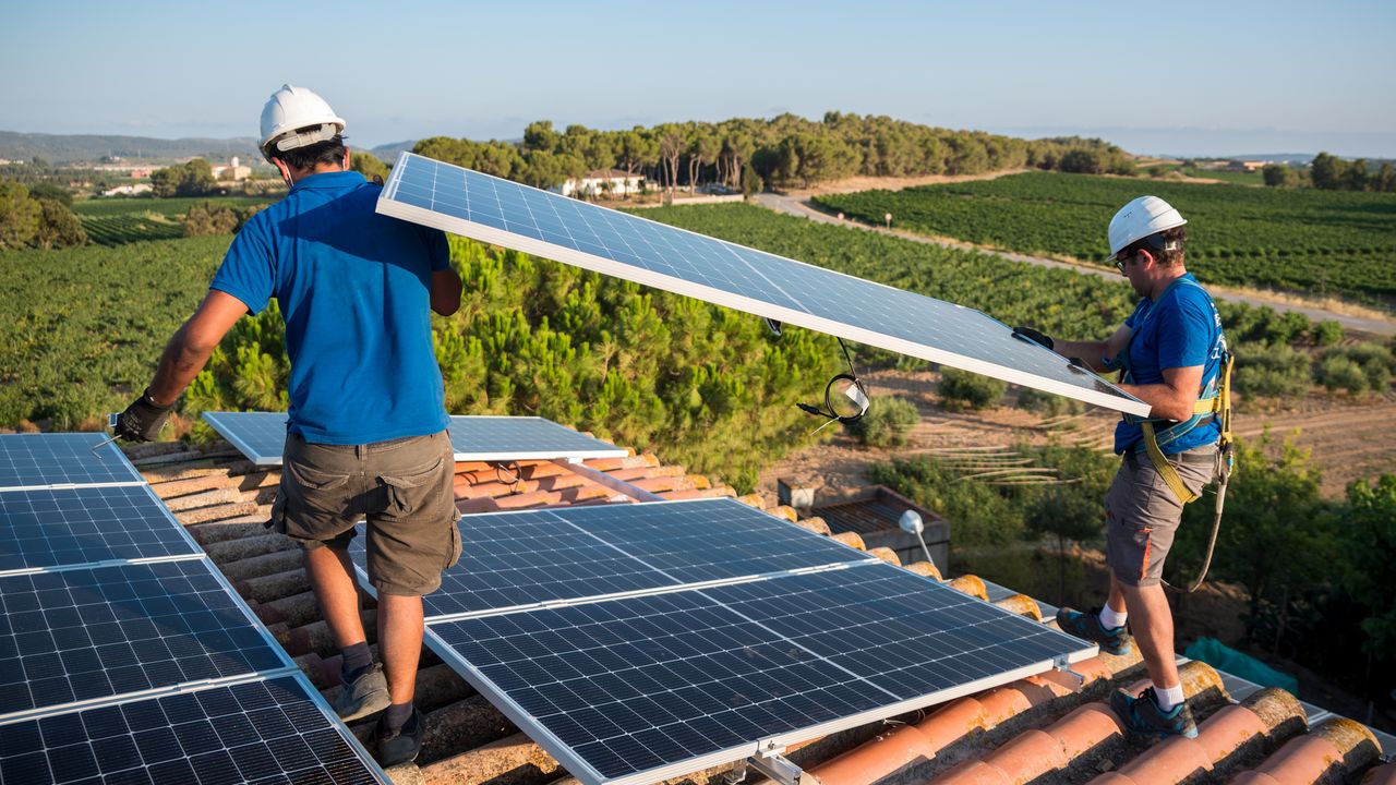 découvrez comment réaliser une installation efficace de panneaux photovoltaïques pour optimiser votre production d'énergie solaire. suivez nos conseils et astuces pour profiter pleinement des avantages de cette solution écologique et économique.