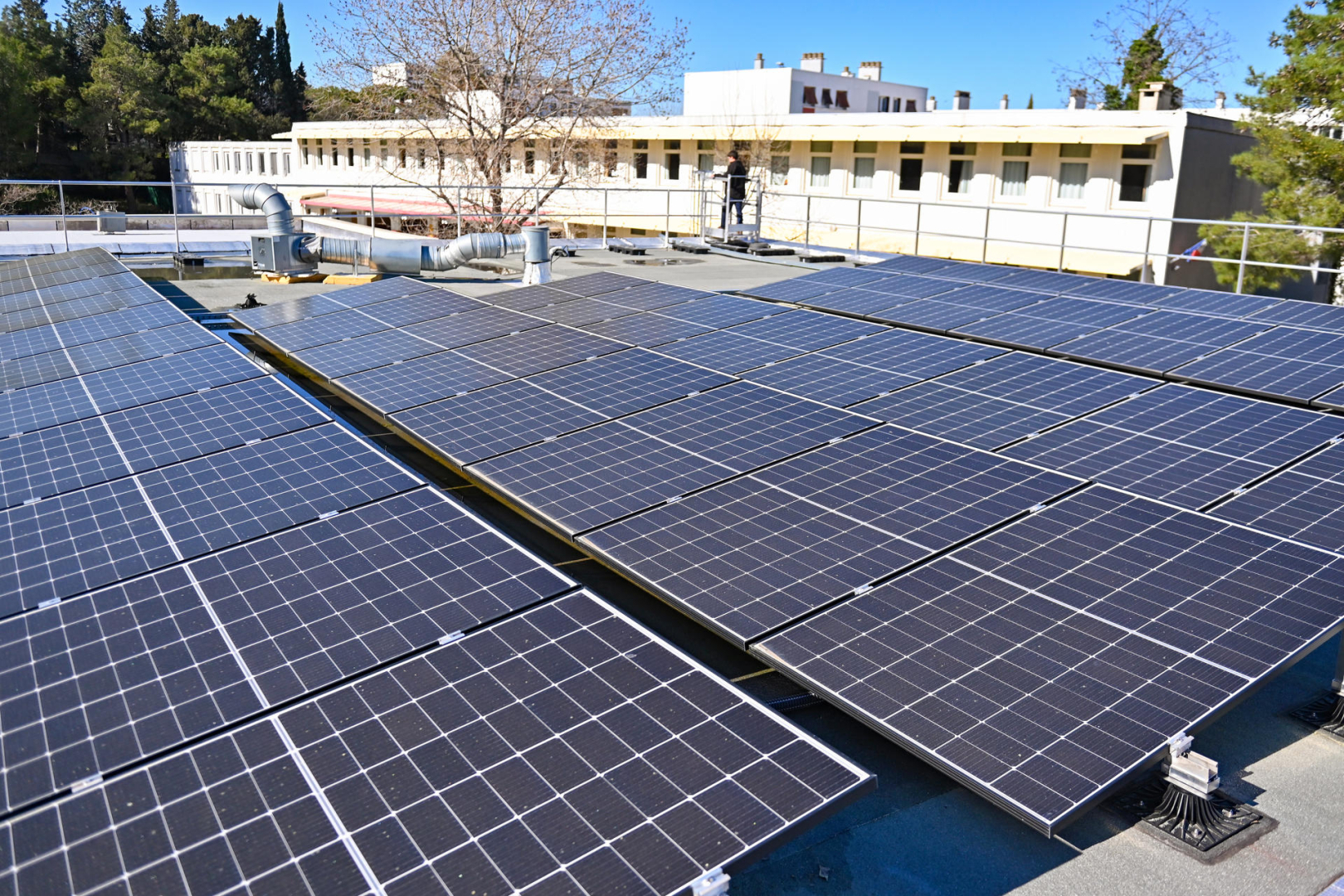 découvrez notre service d'installation de panneaux photovoltaïques à lattes. profitez d'une énergie renouvelable et réduisez votre facture d'électricité grâce à nos solutions adaptées à vos besoins. contactez-nous pour un devis sur mesure et commencez à produire votre propre électricité dès aujourd'hui!