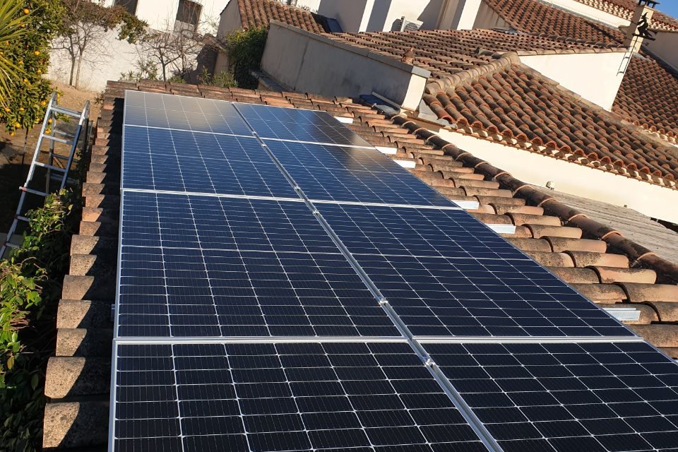 découvrez comment installer vous-même des panneaux photovoltaïques grâce à notre guide complet. profitez d'économies d'énergie et d'une autonomie énergétique tout en contribuant à la protection de l'environnement. suivez nos conseils et astuces pour réussir votre projet d'autoconstruction.