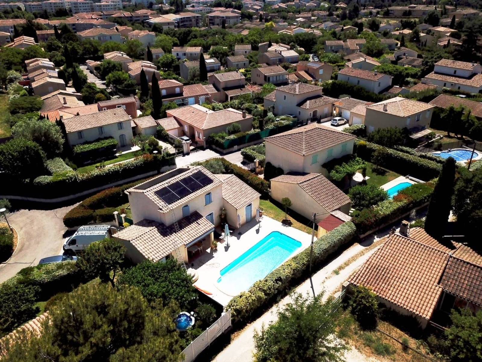 découvrez nos solutions d'installation photovoltaïque à salon de provence. profitez d'une énergie renouvelable, réduisez vos factures d'électricité et contribuez à la transition écologique avec des panneaux solaires adaptés à vos besoins.