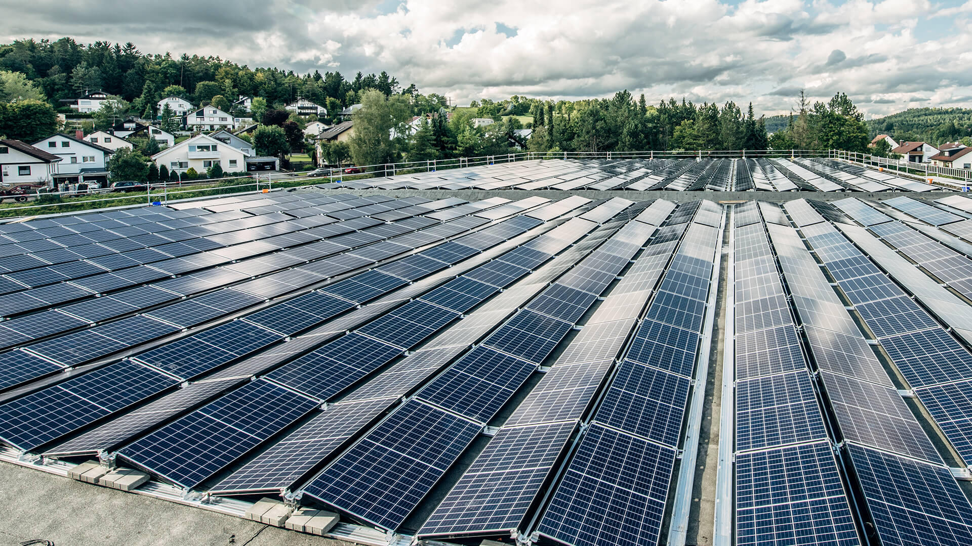 découvrez les avantages d'une toiture photovoltaïque : une solution écologique et économique pour produire votre propre électricité, réduire vos factures énergétiques et valoriser votre patrimoine tout en contribuant à la transition énergétique.