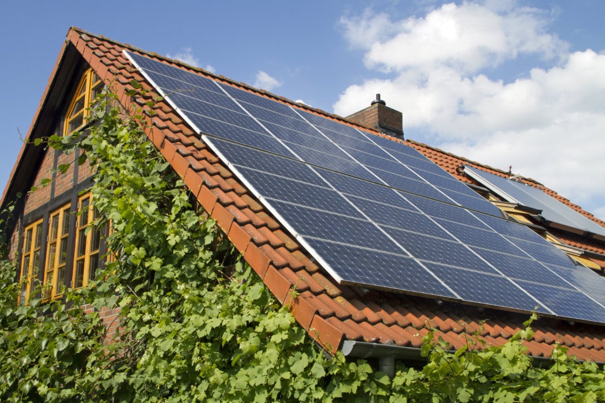 découvrez comment installer des panneaux photovoltaïques chez vous pour profiter d'une énergie renouvelable, réduire vos factures d'électricité et contribuer à la protection de l'environnement. suivez notre guide complet étape par étape pour une installation réussie.
