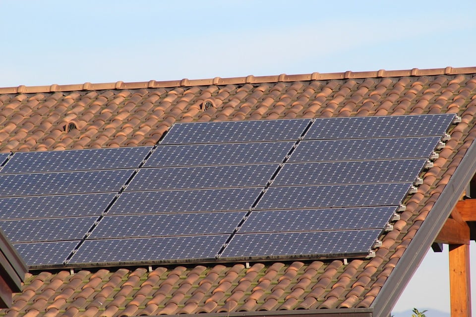 découvrez comment installer des panneaux photovoltaïques sur votre toit pour produire votre propre électricité verte, réduire votre facture énergétique et contribuer à la protection de l'environnement. suivez notre guide étape par étape pour une installation réussie et bénéfique.
