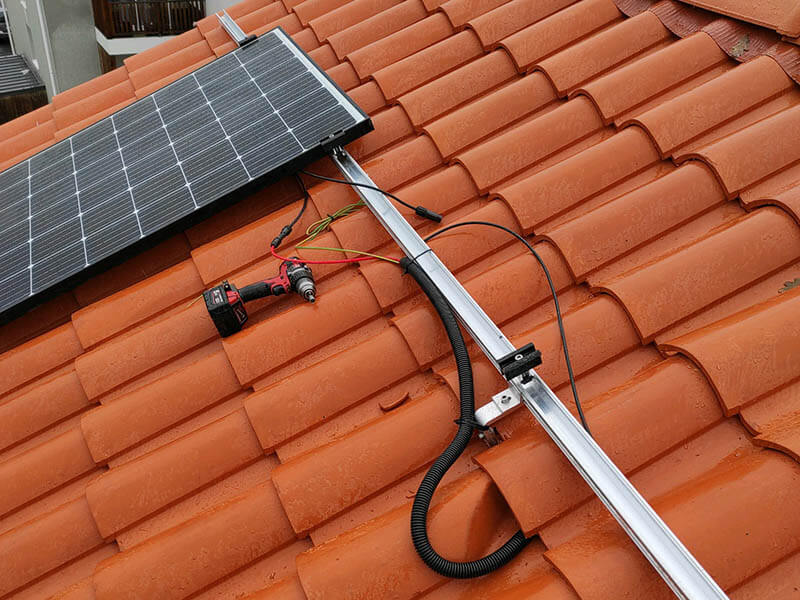 découvrez comment installer des panneaux solaires chez vous pour réduire votre facture d'électricité et contribuer à la protection de l'environnement. suivez notre guide étape par étape pour une installation facile et efficace.
