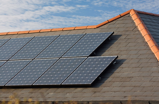 découvrez comment intégrer des panneaux solaires dans votre maison pour réduire votre facture d'énergie et contribuer à la protection de l'environnement. suivez nos conseils pratiques et optimisez votre consommation d'énergie grâce aux énergies renouvelables.