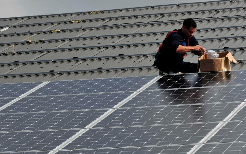 découvrez comment investir dans des panneaux photovoltaïques et bénéficier d'une énergie renouvelable tout en réduisant vos factures d'électricité. explorez les avantages économiques et environnementaux de cette solution durable pour un avenir plus vert.