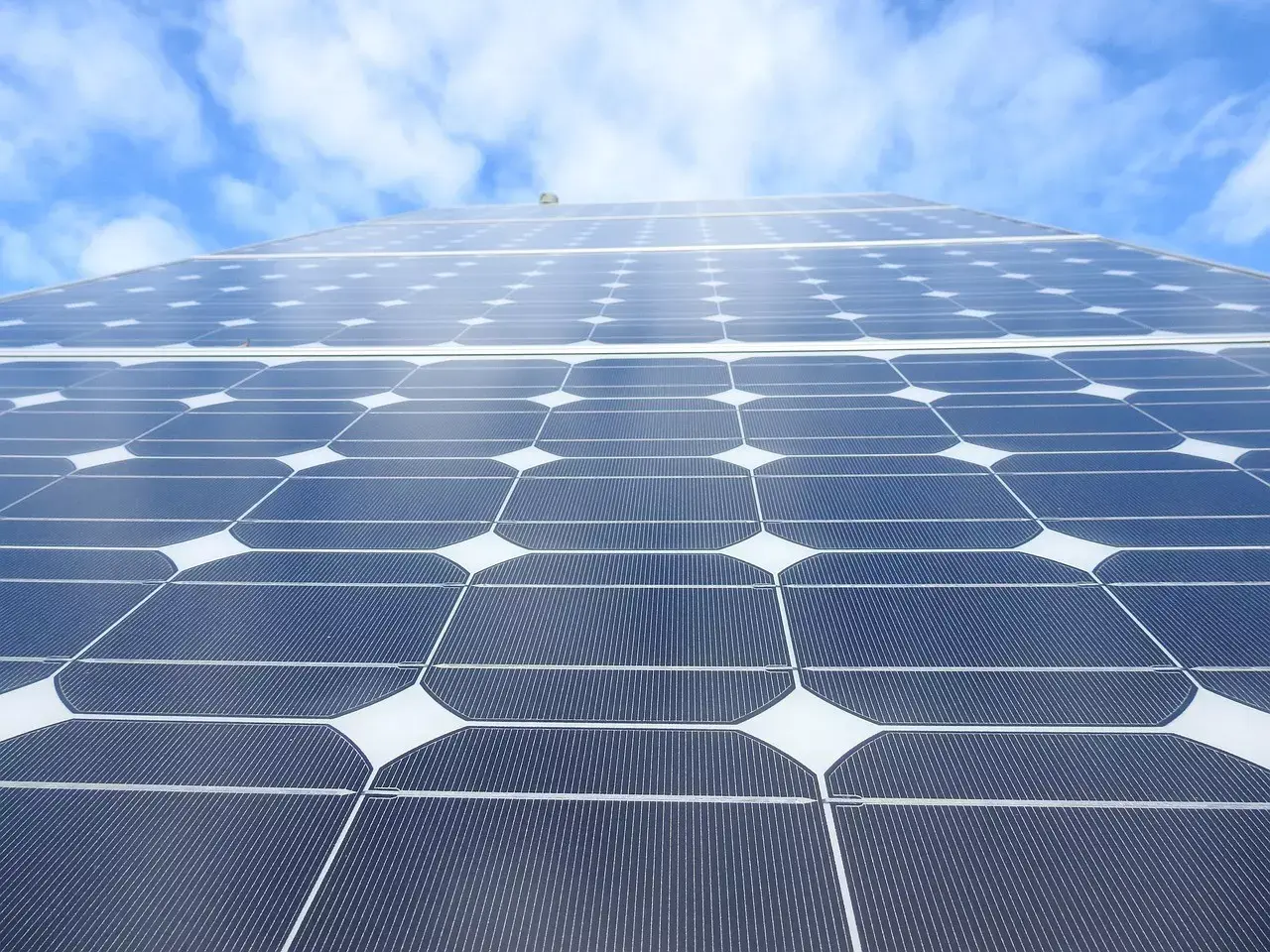 découvrez comment l'investissement dans les panneaux solaires peut transformer votre consommation d'énergie et générer des économies à long terme. profitez des avantages écologiques et financiers de l'énergie solaire dès aujourd'hui !