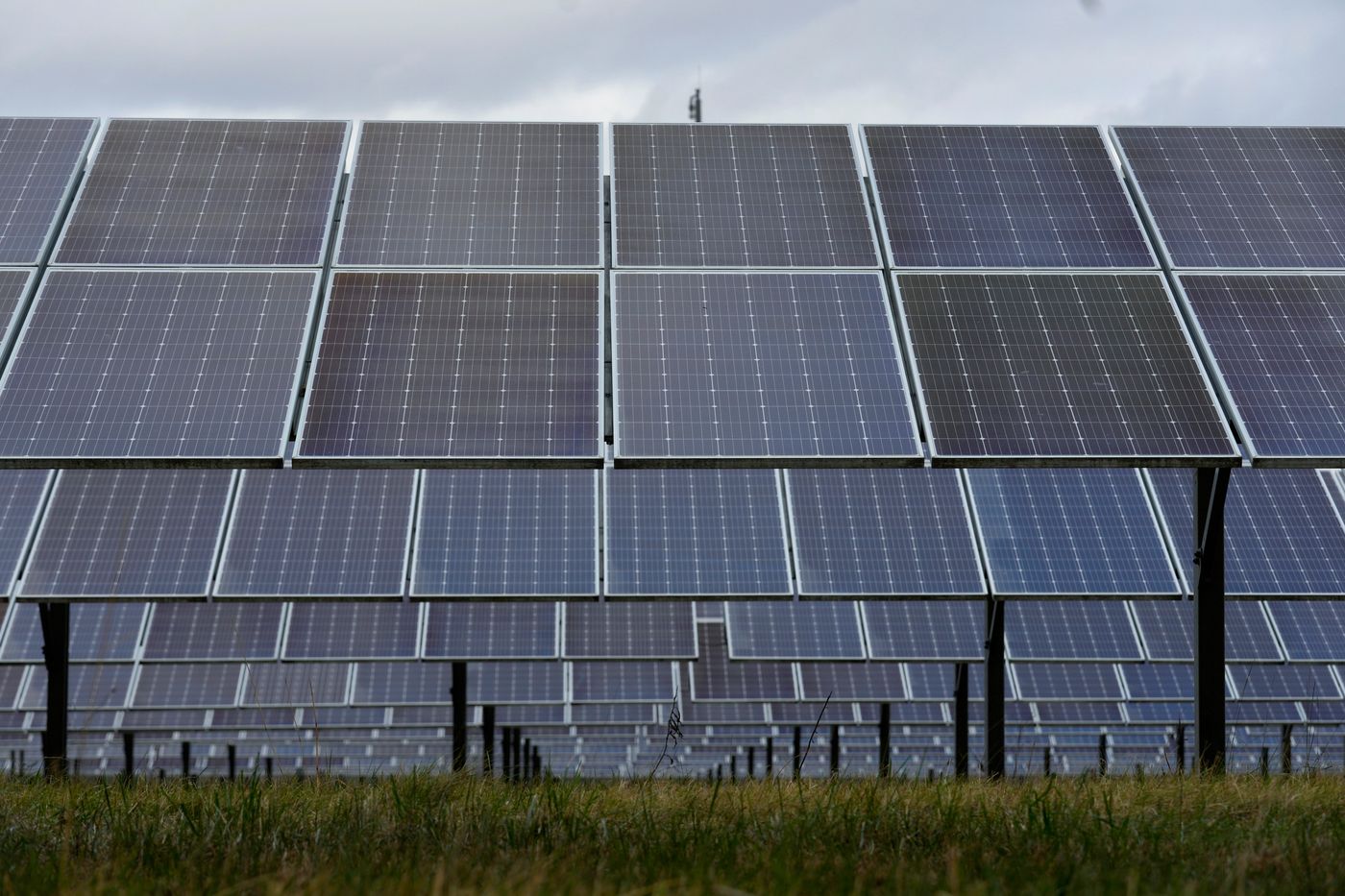découvrez les opportunités d'investissements dans l'énergie solaire : un secteur en pleine croissance qui offre des solutions durables et rentables pour l'avenir énergétique. informez-vous sur les tendances du marché, les avantages fiscaux et comment participer à cette transition vers des énergies renouvelables.