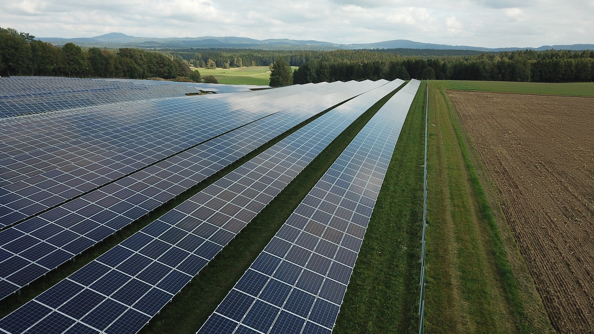 découvrez les dernières évolutions de la jurisprudence photovoltaïque en france. analyse des décisions judiciaires influençant le développement des énergies renouvelables et les droits des producteurs d'électricité solaire. restez informé des enjeux légaux et réglementaires liés aux installations photovoltaïques.