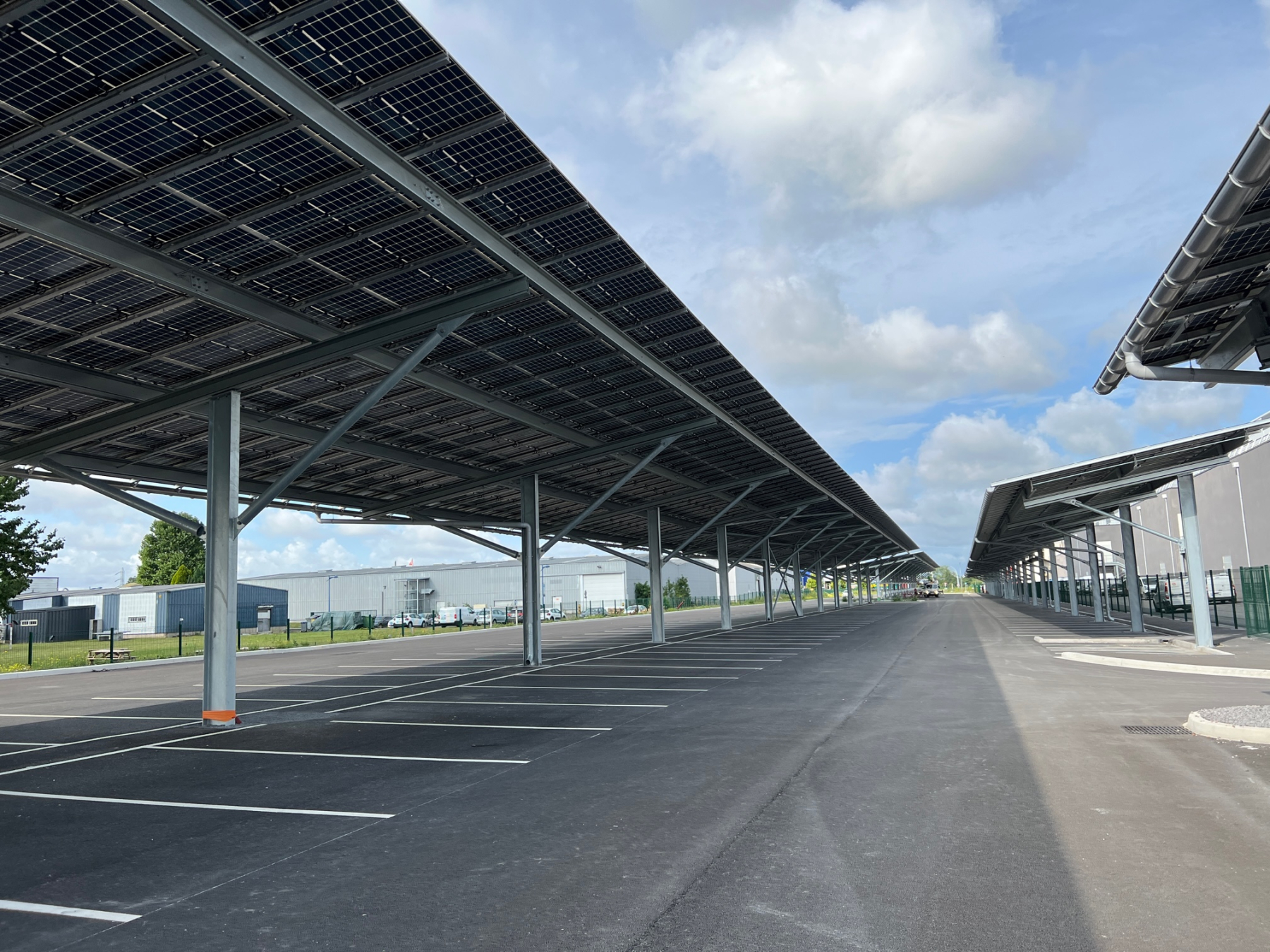 découvrez la loi photovoltaïque, un cadre législatif essentiel pour promouvoir l'énergie solaire en france. apprenez comment elle encourage l'installation de panneaux solaires, soutient les producteurs d'énergie renouvelable et contribue à la transition énergétique. explorez les avantages financiers, les dispositifs d'aide et les obligations réglementaires liés à cette loi.